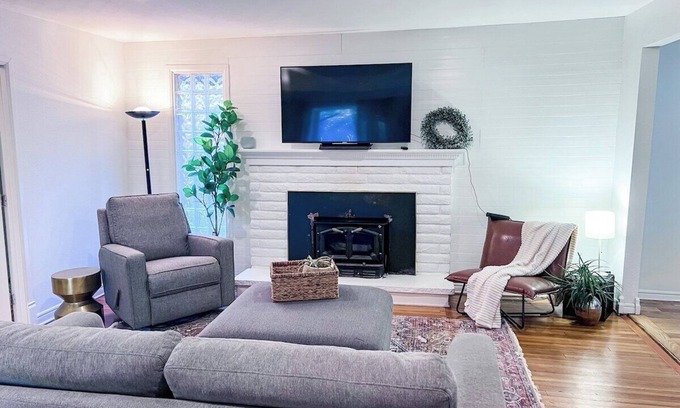 Kirkland House | Cozy 2-Bedroom Retreat in Kirkland with Fenced Yard