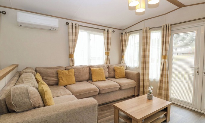 Hopton Cottage | 75 FOXBURROW HANG, pet friendly, country holiday cottage in Fritton