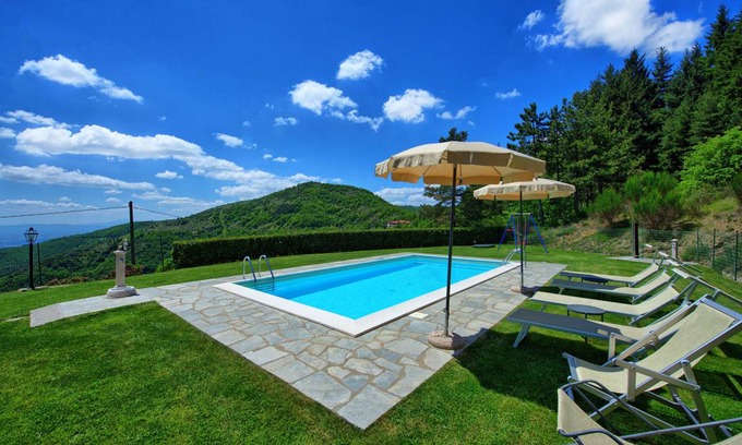 Portole Villa | Exceptional 2-Bedroom Villa with Pool & Lake View