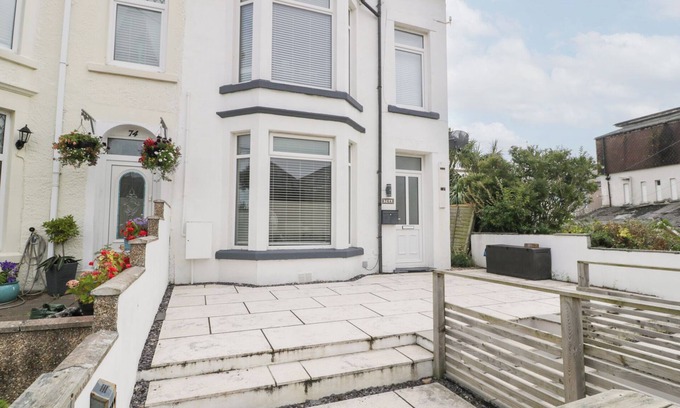 Porthcawl Apartment | Pet-Friendly Retreat with Garden Near Ocean in Porthcawl