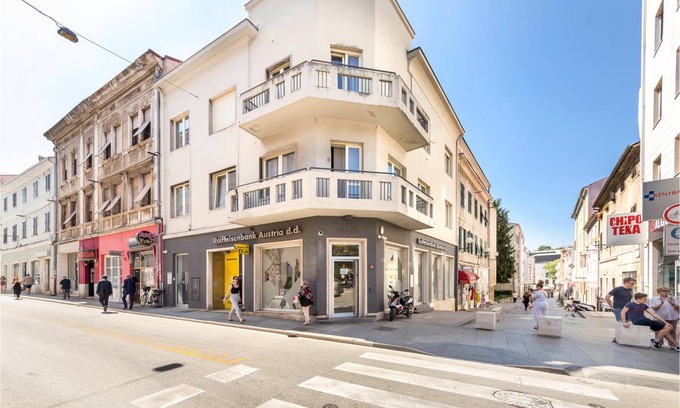 Pula Apartment | Spacious 2-Bedroom Apartment with Kitchen for 5 Guests