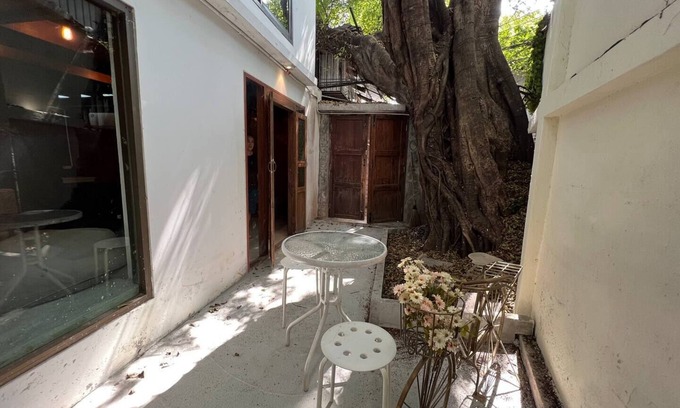 Bang Rak House | Spacious 5-Bedroom Retreat in Old Town City Center