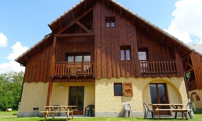 La Chapelle-en-Valgodemard Ski Chalet | Spacious Chalet with Pool & Hot Tub - Rated 10/10!