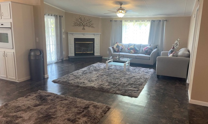 Sneads House | 7872 Modern & spaces 3-bedroom house with AC and WiFi in wonderful Sneads.