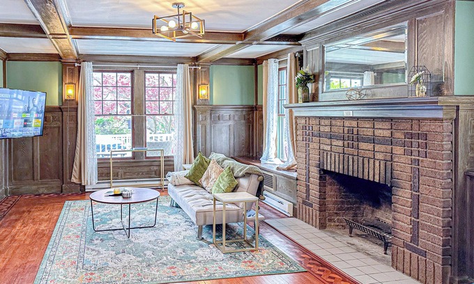 Norwich Apartment | Family-Friendly 3BR Apartment with a Perfect Review Score