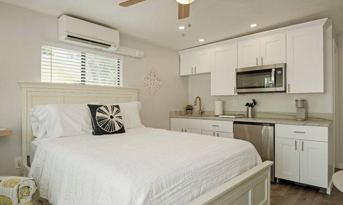 Safety Harbor Cottage | Beautiful 7B Studio at Coastal Cottages with Pool & Pets