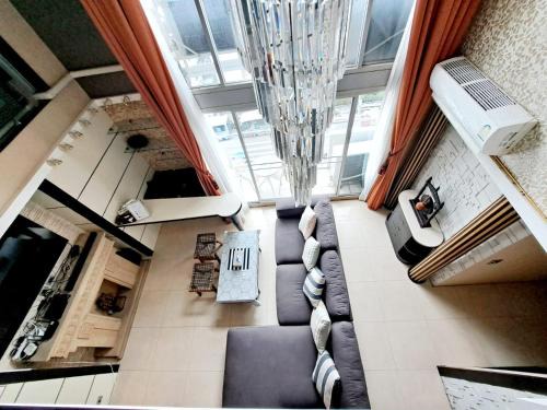 Khlong Toei Nuea House | Stylish Loft with Rooftop Pool and City Views, Rated 9/10