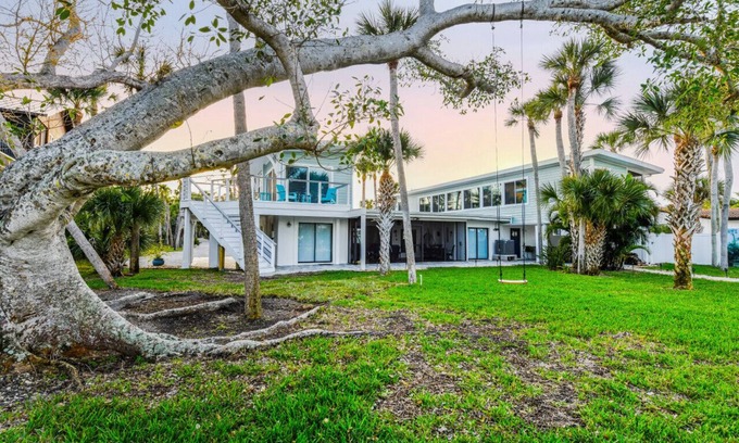 Englewood House | Spacious 7BR Retreat with Ocean Views near Englewood Beach