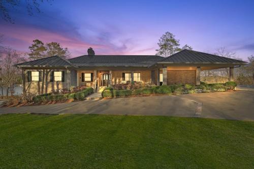 Macon House | Discover Secluded Lakefront Paradise with Family-Friendly Amenities