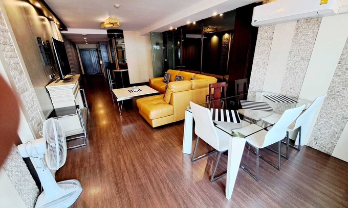 Khlong Toei Nuea Apartment | Modern 2-Bedroom Retreat in Downtown Bangkok with Pool