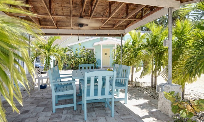 Safety Harbor Cottage | Modern 1 Bedroom with Kitchenette & Pool Access