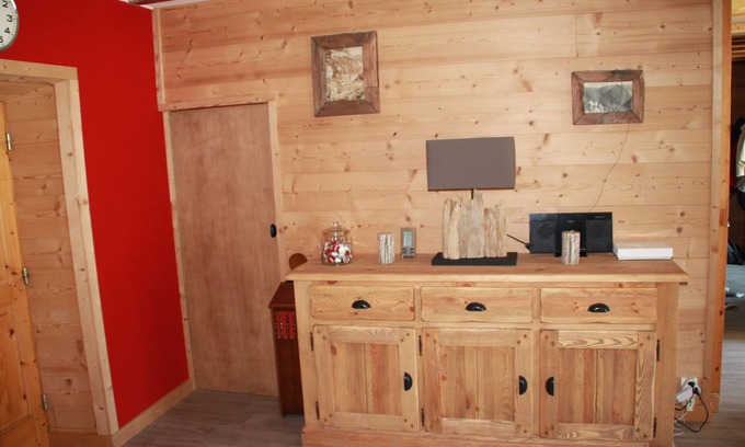 Mont-de-Lans Ski Chalet | Spacious Cottage for 8 with Kitchen & Pet-Friendly Amenities