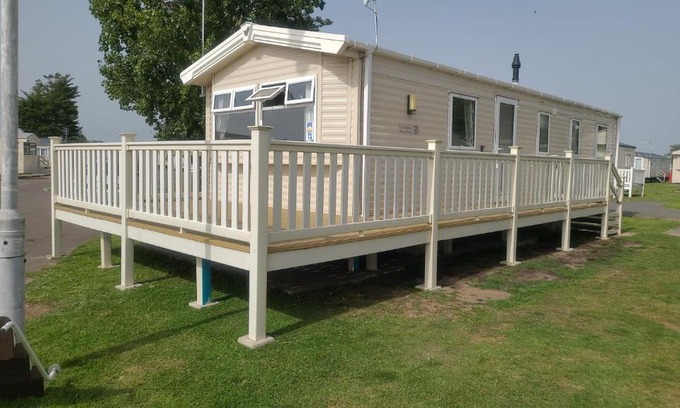 Clacton-on-Sea Resort | Inviting 8 Bed Caravan with Ocean Views at Seawick Holiday Park