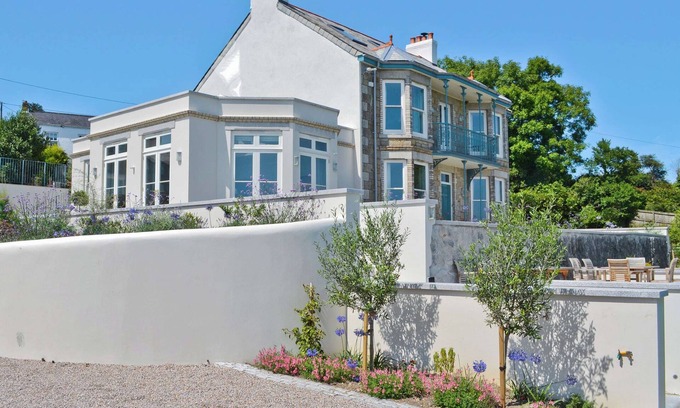 Saint Austell Bay Cottage | Ideal 8-Bedroom Retreat in Porthpean with Ocean Views