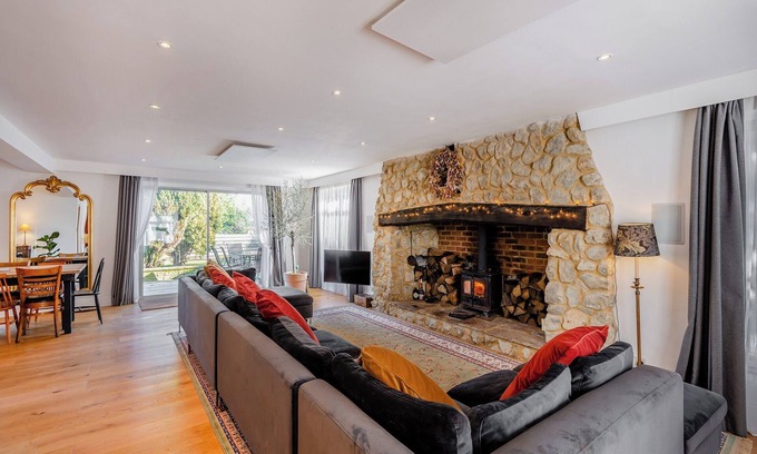 Eccles Cottage | 8 bedroom accommodation in Bluebell Hill, near Chatham