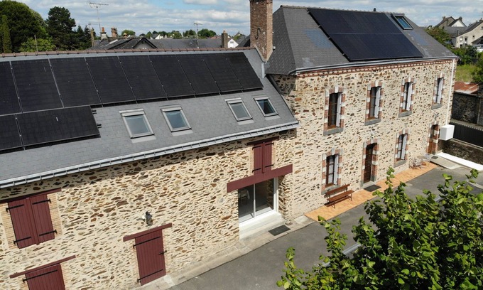 L'Huisserie House | Ideal 8-Bedroom House for Family Gatherings & Events