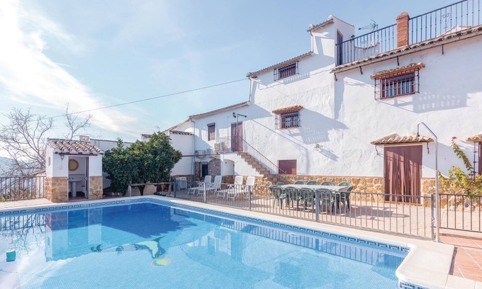 Iznajar House | Spacious 8-Bedroom Retreat in Iznájar with Pool & Spa