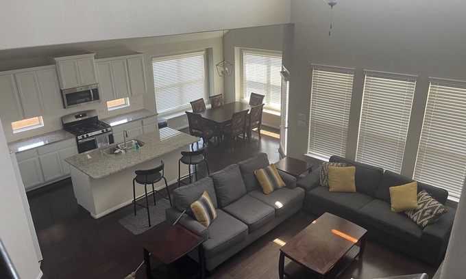 Round Rock House | Perfect for Crews: 8 Beds, Pet Friendly & Top Rated Home!