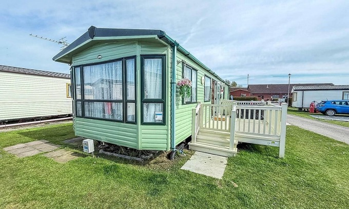 Louth House | Family-Friendly 8 Berth Caravan with WiFi at Sunnydale Park