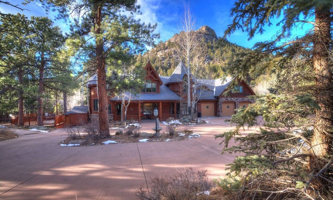 Estes Park Cabin | Exceptional 8 BR Mountain Lodge with Private Pool & Spa