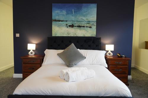 Epworth House | Pet-Friendly Retreat: 5 Bedroom House with 8 Double Beds