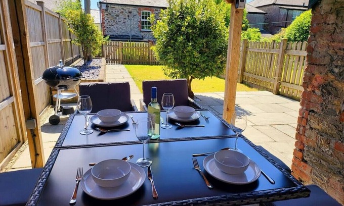 Launceston Cottage | Charming Cottage with Unique Features and Family Amenities