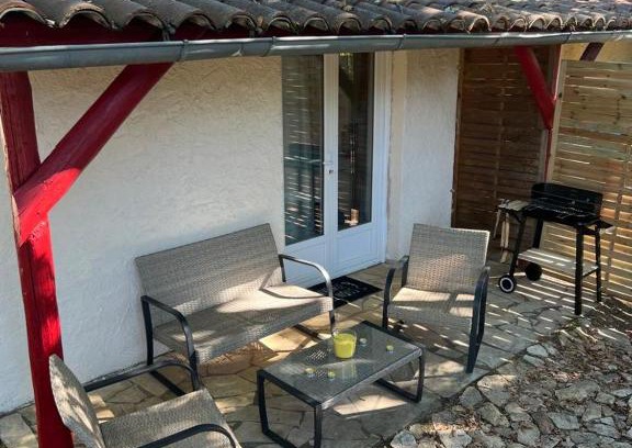 Saint-Aubin-de-Nabirat House | Gîte with Pool for 5 | Guest Rated 8.5/10 & Ocean View