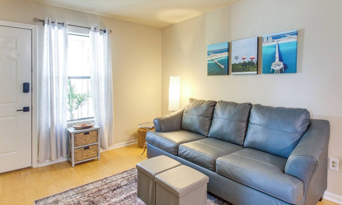 Gulf Breeze Condo | 8 Mi to Beaches: Relaxing Retreat in Gulf Breeze