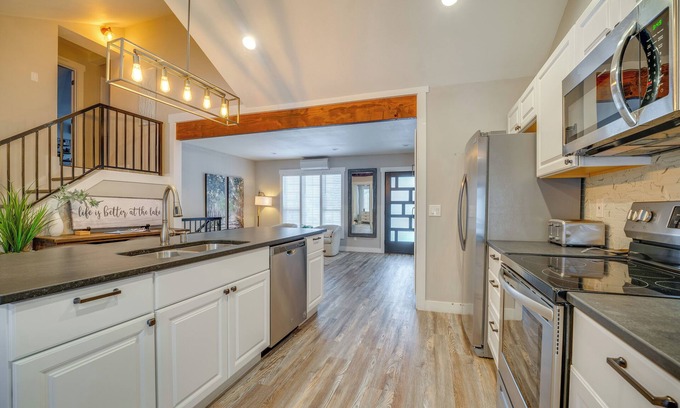 Chelan Cottage | 8 Mi to Echo Valley Ski Area: Home w/Hot Tub!