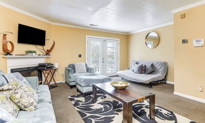 Lithonia House | 8 Mi to Stone Mountain: Quiet Getaway w/Deck