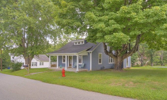 Christiansburg House | Conveniently Located Hotel Near VT, RU & Aquatic Center