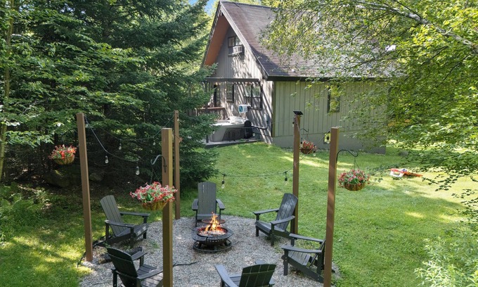 West Dover Ski Chalet | Ideal Getaway: Hot Tub, Fire Pit & Pet Friendly Retreat
