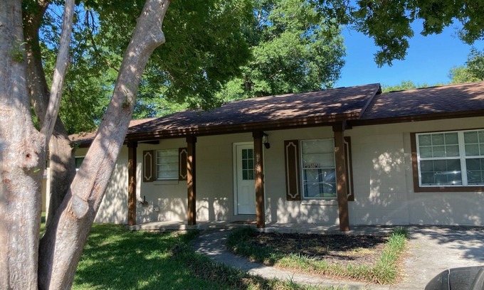 Fellowship House | Ideal Pet-Friendly Home: Minutes to World Equestrian Center