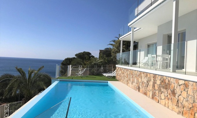 Canyet de Mar Villa | Villa Rosamar: Exquisite Sea View Suites with Private Pool