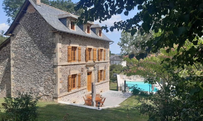 Lanuejouls House | Nature Retreat: 8-Person Gîte with Pool & Spa Amenities