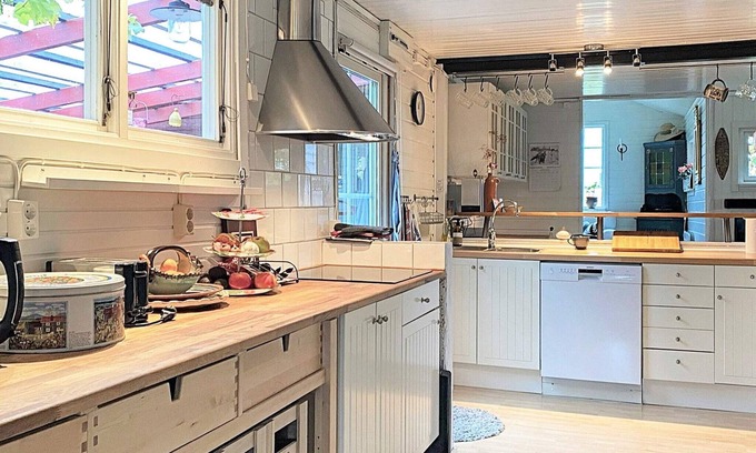 Tingsryd Municipality House | 8-Person Holiday Home in Väckelsång with Breakfast & Kitchen