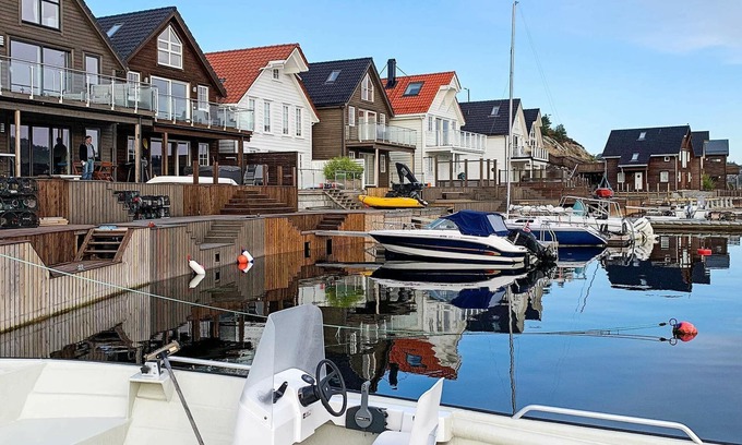 Bomlo House | Seaside Retreat: 8-Person Home in Urangsvåg with Views