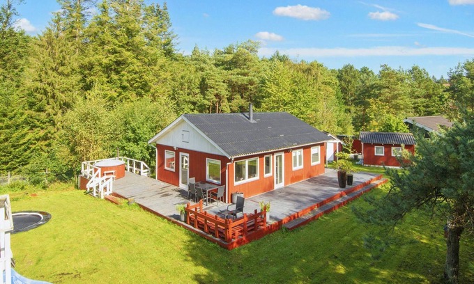 Handrup Strand House | Ideal 8-Person Holiday Home in Ebeltoft with Breakfast
