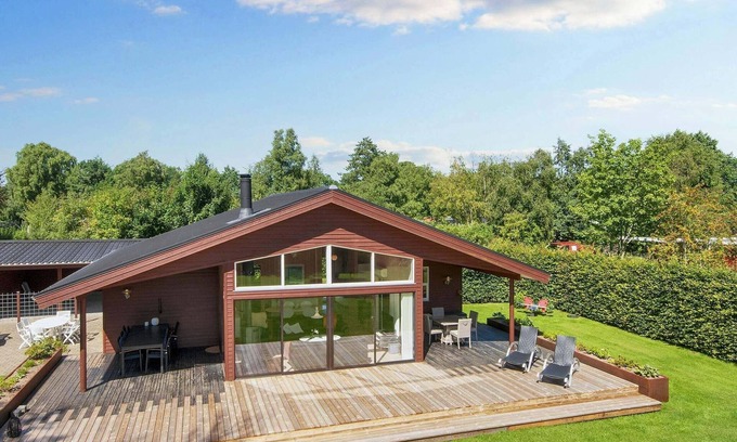 Fjellerup House | Spacious 8-Person Holiday Home with Ocean View in Glesborg