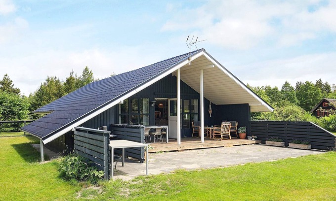 Hojslev House | Perfect Holiday Home for 8 in Højslev - Top Rated Stay