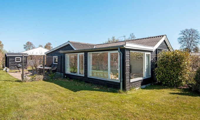 Grena Strand House | Spacious 8-Person Holiday Home with Ocean View in Grenaa