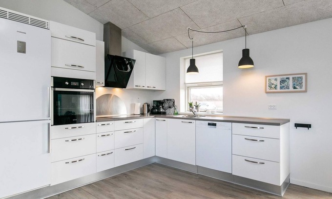 Nr. Lyngby House | Ideal 8-Person Holiday Home in Løkken with Breakfast