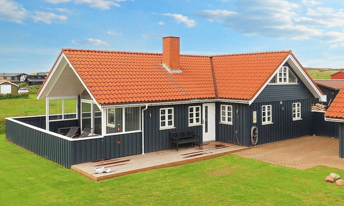 Nr. Lyngby House | Spacious 8-Person Holiday Home in Løkken with Ocean View