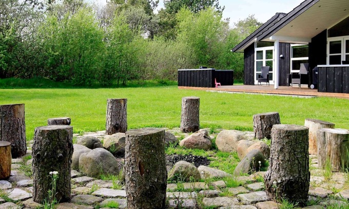 Aalbaek House | Spacious 8-Person Holiday Home in Ålbæk with Spa & Breakfast