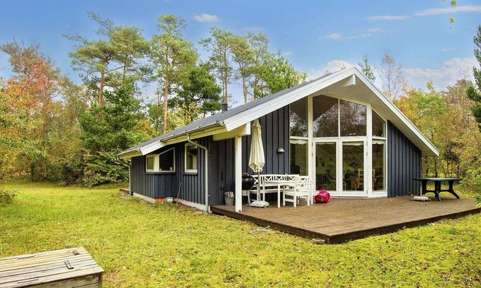Grena Strand House | Spacious 8-Person Holiday Home with Ocean View in Grenaa