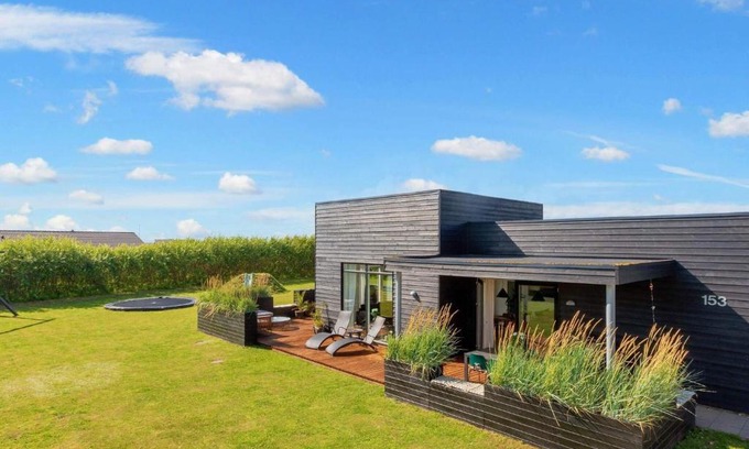 Nr. Lyngby House | Spacious 8-Person Holiday Home in Løkken - Pet Friendly