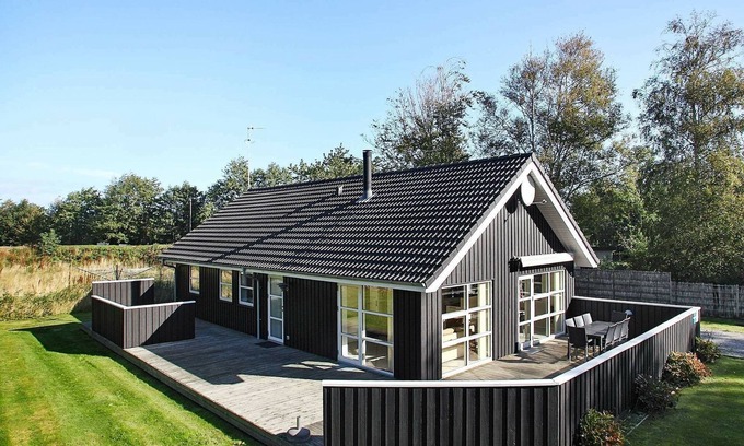 Vestero Havn House | Spacious Holiday Home for 8 in Læsø with Spa & Pet-Friendly