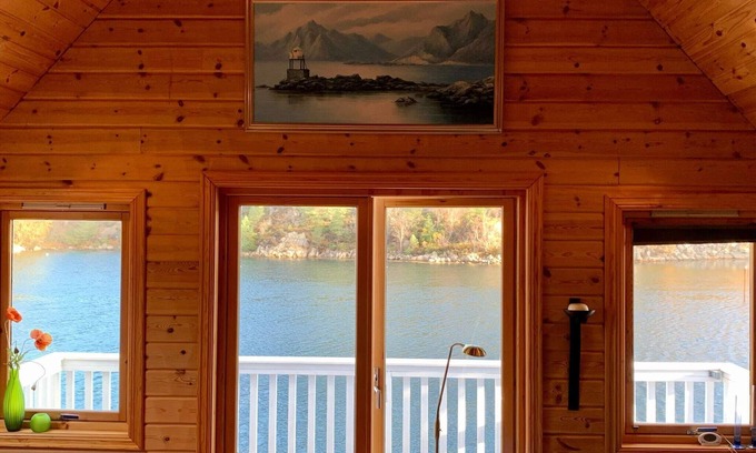 Bomlo House | Oceanfront Holiday Home for 8 in Urangsvåg - Top Rated!