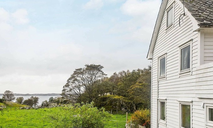 Bomlo House | Spacious 8-Person Holiday Home with Oceanfront Views