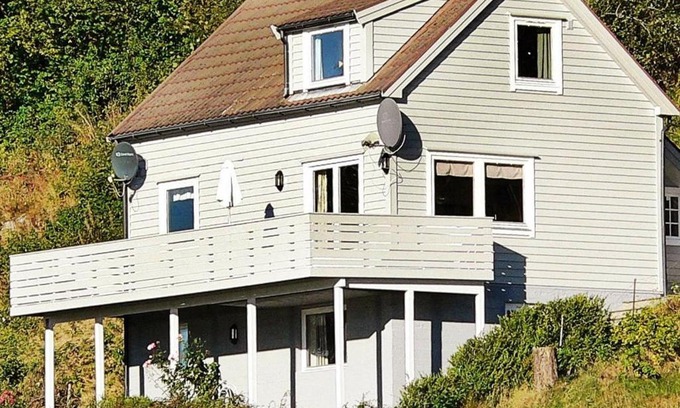 Hyllestad House | Family-Friendly Retreat at Holiday Home Sørbøvåg III